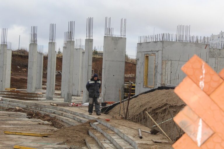 Słupy konstrukcji garażu pod budynkiem B