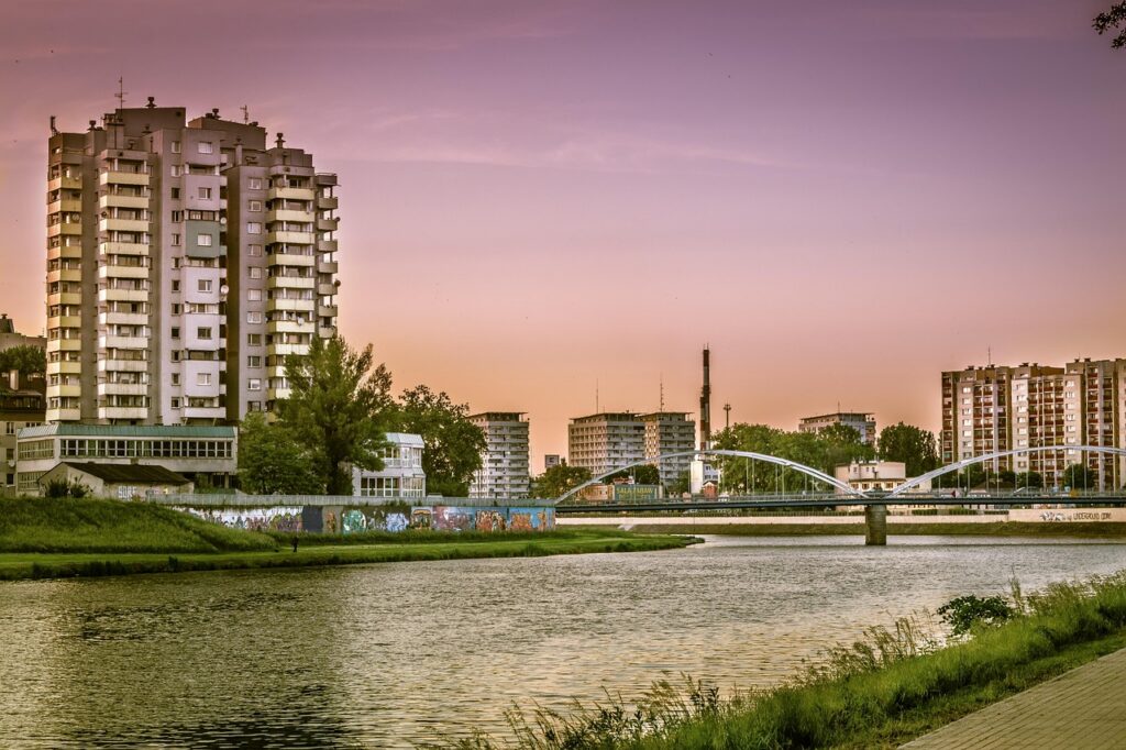 Budynki mieszkalne nad rzeką